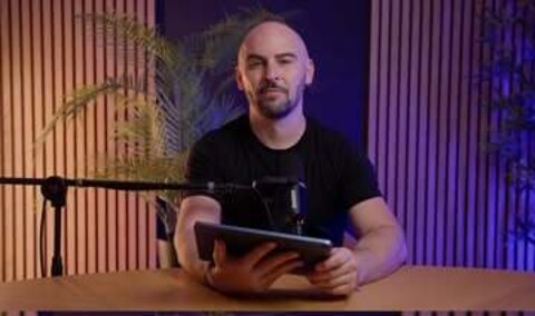 Enregistrement en studio podcast, animateur avec tablette de prise de notes