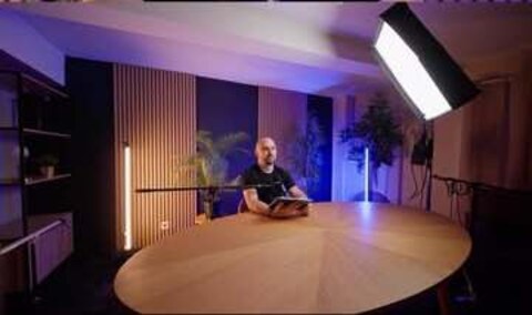 Vue large du studio podcast Gentle Vision, éclairage et table ronde en bois